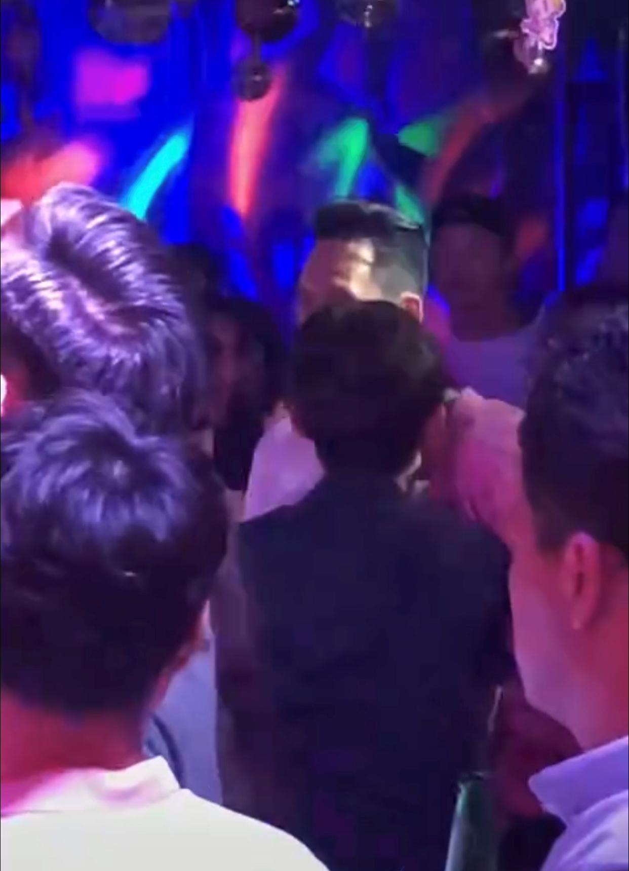 何炅现场唱歌热舞全场人欢呼,何炅酒吧热舞