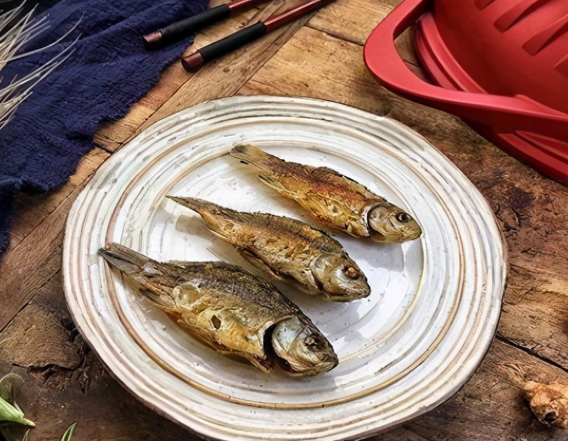 新鲜的鱼怎样煎它就不粘锅了,只要记住两点保证煎的鱼不粘锅