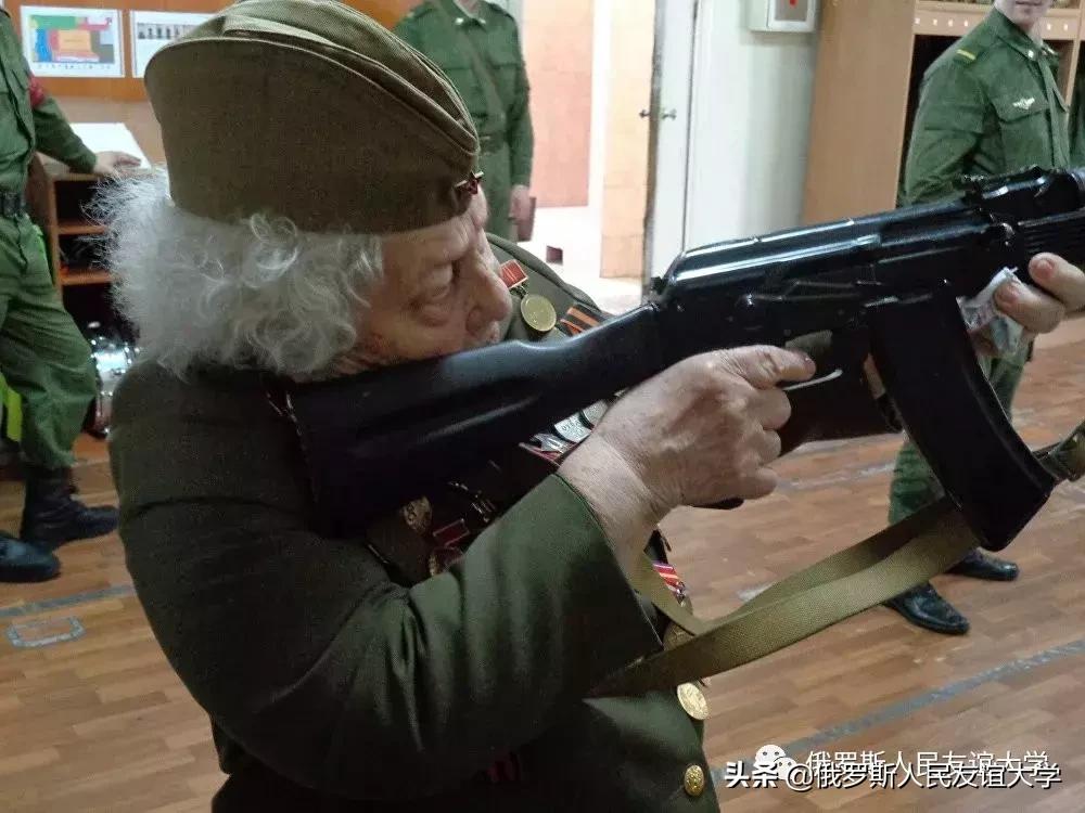 俄罗斯超级老奶奶：97岁的跳伞和潜水者