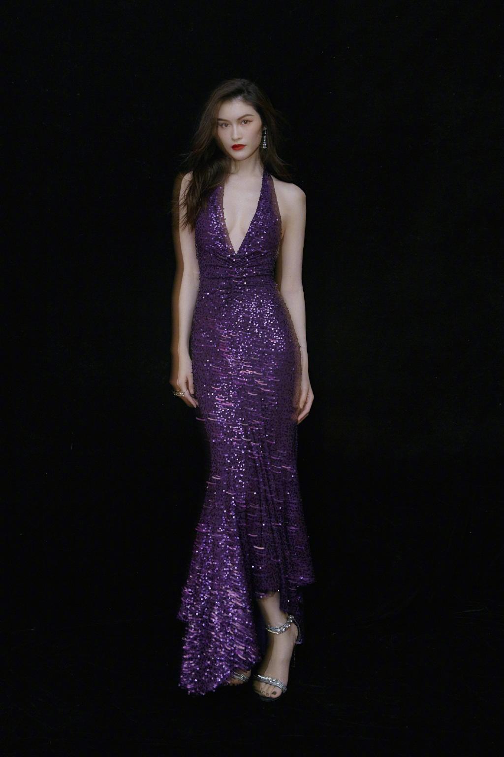 何穗白得发光老爹裤西装超模气场,超模何穗穿吊带裙