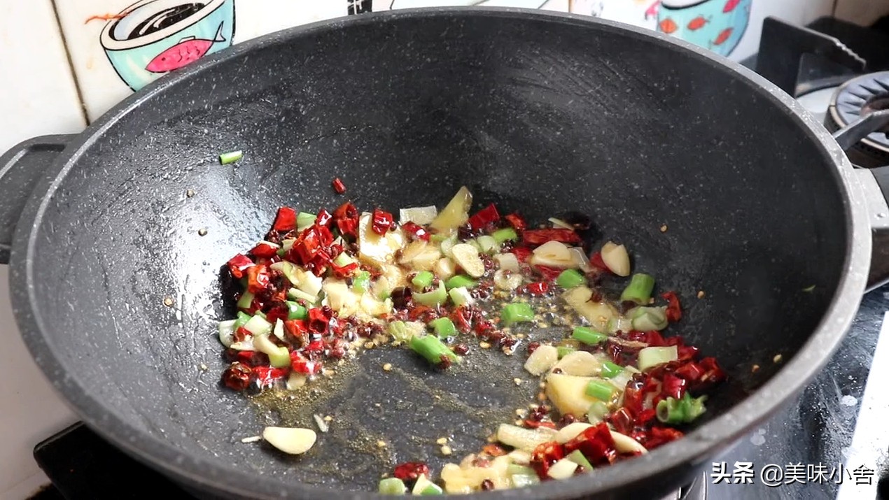 超辣的虾如何做够味,干锅香辣虾饭店做法