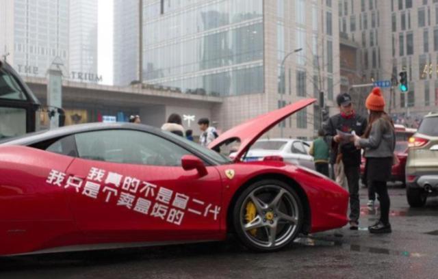 美女开法拉利行驶在北京的路上,开红色法拉利跑高速的美女