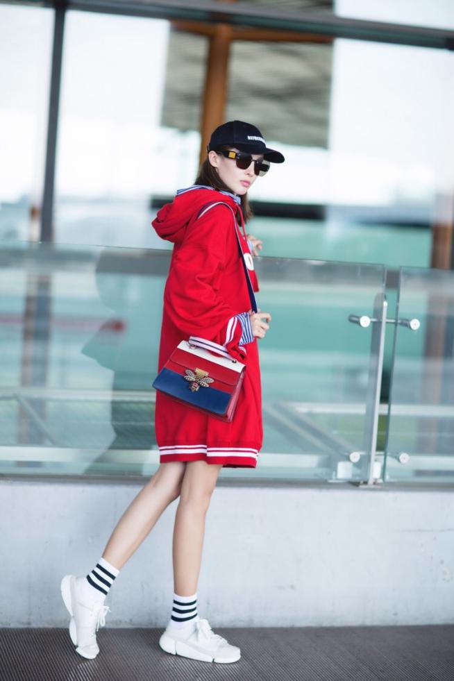 卫衣短靴今年秋冬最in穿搭,带帽卫衣配光腿神器短靴秋冬