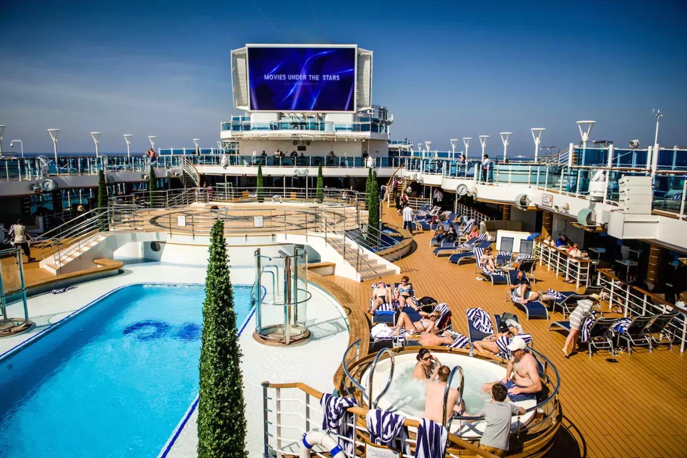 环球蜜月的小两口，免费上了一座价值8亿欧元的邮轮