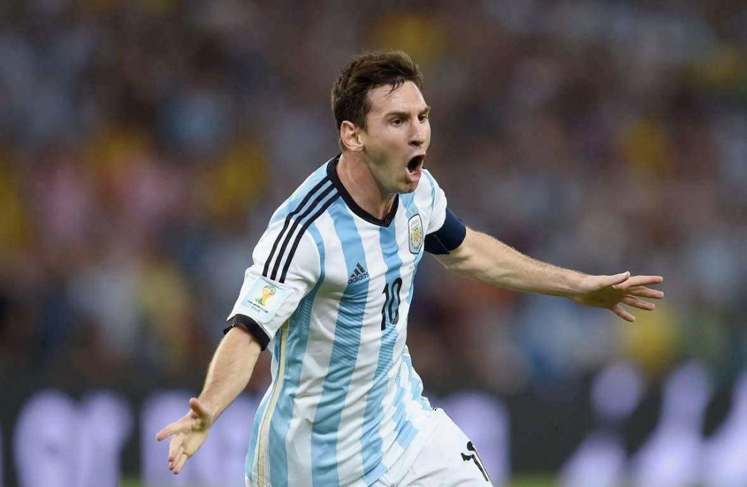 梅西再次致敬马拉多纳,十一年前的梅西再现马拉多纳经典