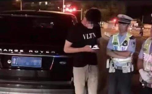 醉驾获刑的国脚已出狱，回家过年，捐了2周工资，娇妻是美女主持