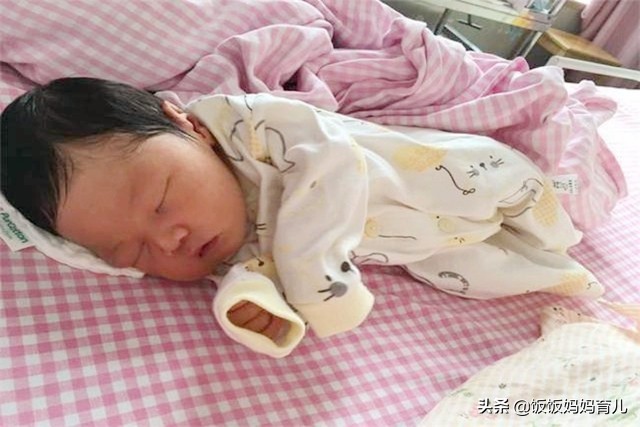 孩子的睡姿暗示什么问题,孩子睡姿有暗示妈妈一定要知道