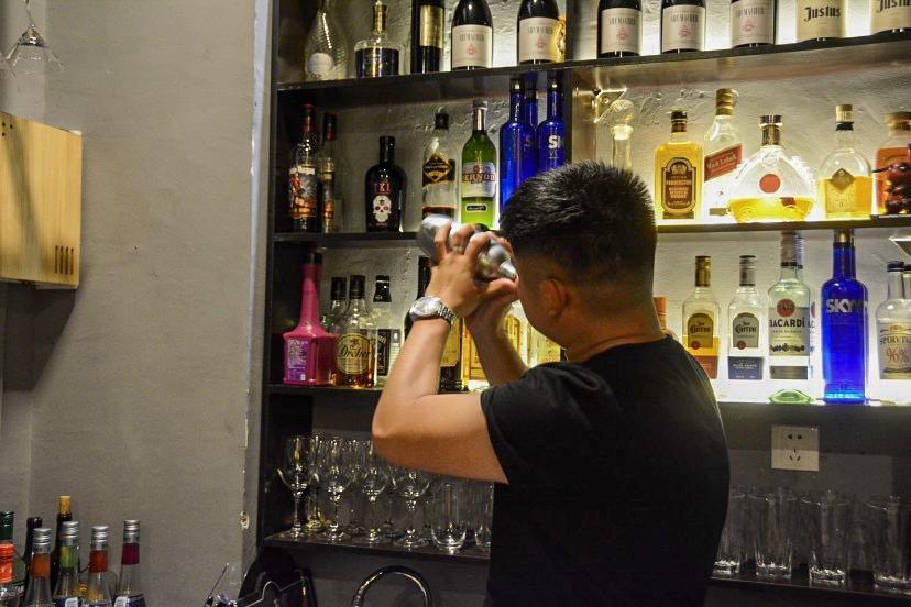 女的爱喝烈酒，男的抱头痛哭—北海调酒师给我讲述他的“治疗史”