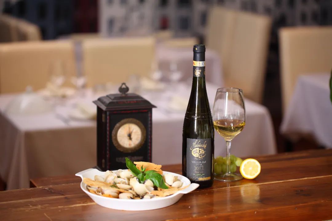 想要汉堡更好吃？赶紧搭配一杯葡萄酒！|富隆酒业