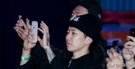 韩*歌国**星白被打了？美国拳手坚称不道歉：对方多次挑衅，忍无可忍