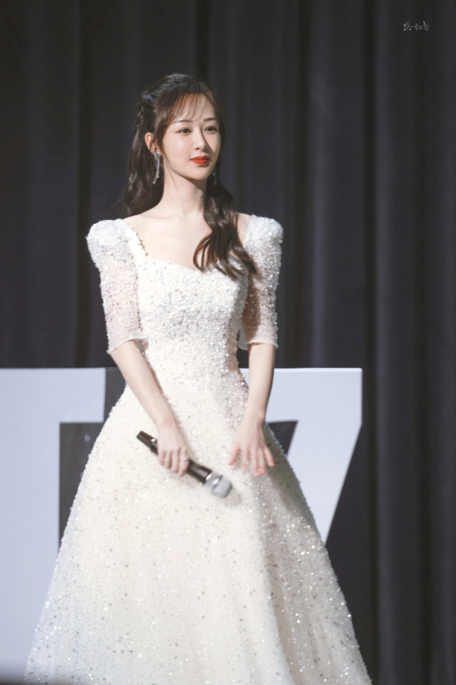 试问女生们，你们哪个能躲得了“婚纱的诱惑”呢？