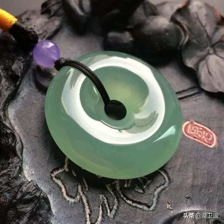 玉和翡翠区别翡翠和玉哪个养人,玉好还是翡翠好翡翠和玉哪个养人