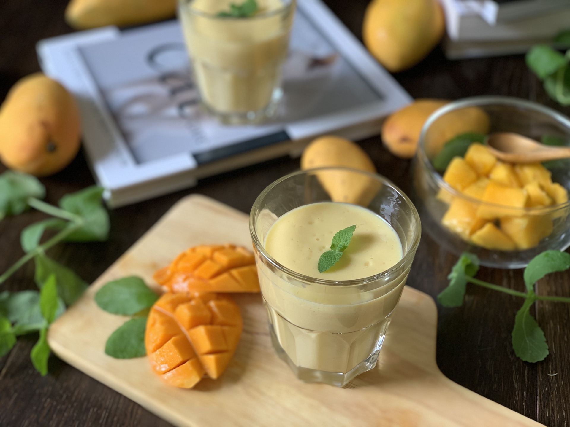 自制芒果奶昔，简单易做营养价值高，给孩子喝很放心