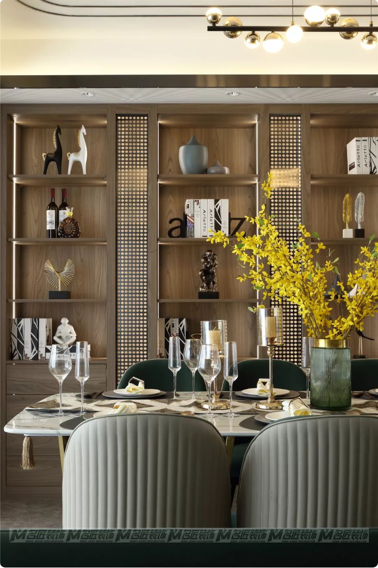 有钱人看不上眼的横厅，在他这里却变成了贵气的中式宫廷