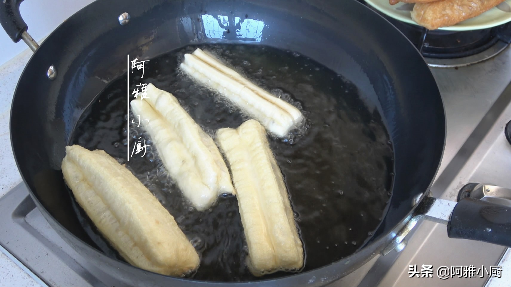 不加酵母和泡打粉做油条的做法,不用酵母用油条膨松剂能蒸包子