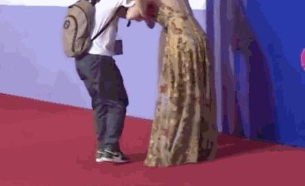 柳岩技术流摔跤，一秒化解被赞“优雅女孩”