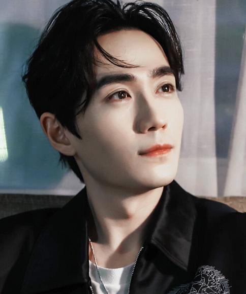 男明星天生“自带妆容”，白敬亭自带眼线，周震南全脸都让人羡慕