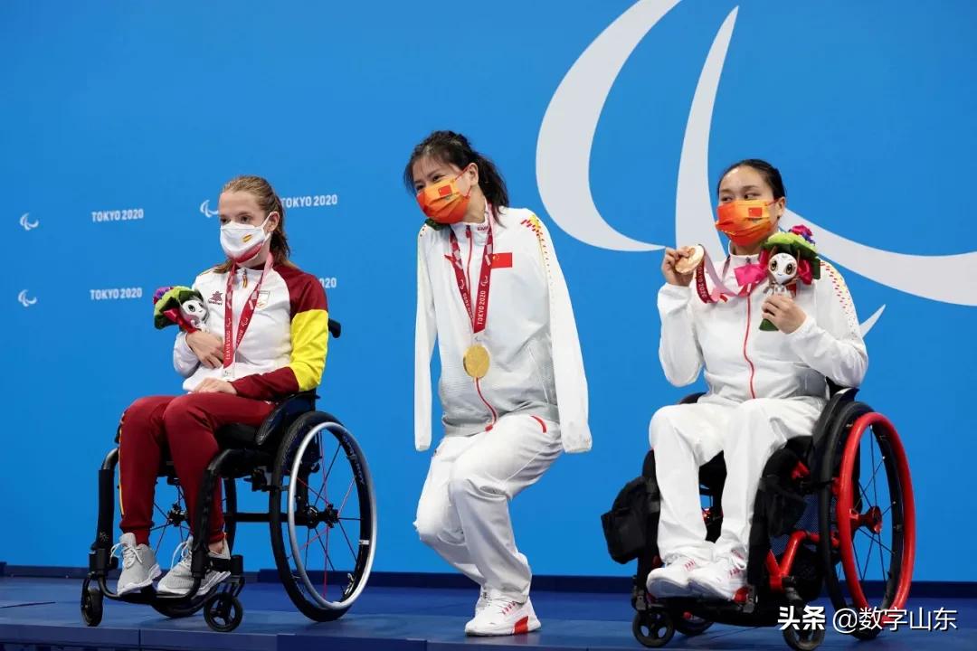 这一蹲让人笑了一辈子,这一蹲真美