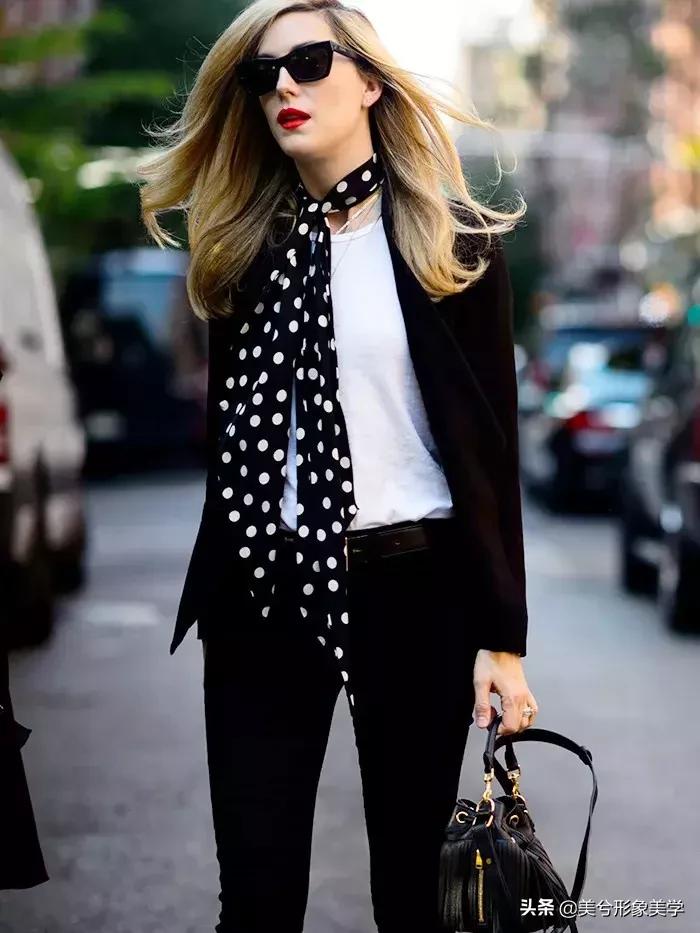 旧衣服怎么系丝巾好看,长条丝巾系法变衣服内搭