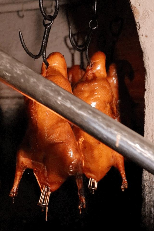 烤鸭最酥的一块鸭皮酥到了顶点,味道纯正的烤鸭肉质鲜嫩