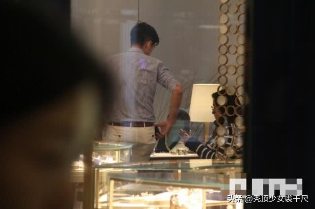 赌王女儿何超琼和一个女闺蜜逛街,何超盈与赌王女儿对视