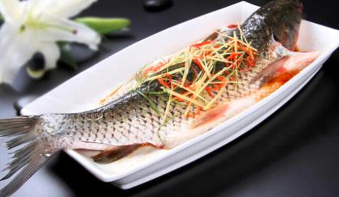 清蒸鱼怎么做好吃？从挑选到火候，全烹饪技巧介绍