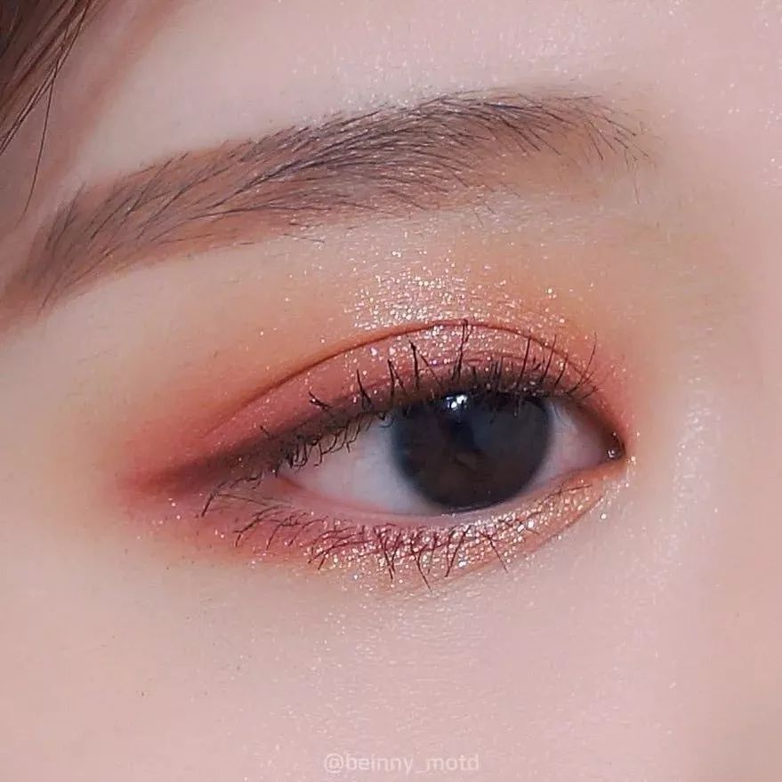 裸粉色眼影大面积晕染眼窝,化妆眼影晕染手法及色彩搭配技巧