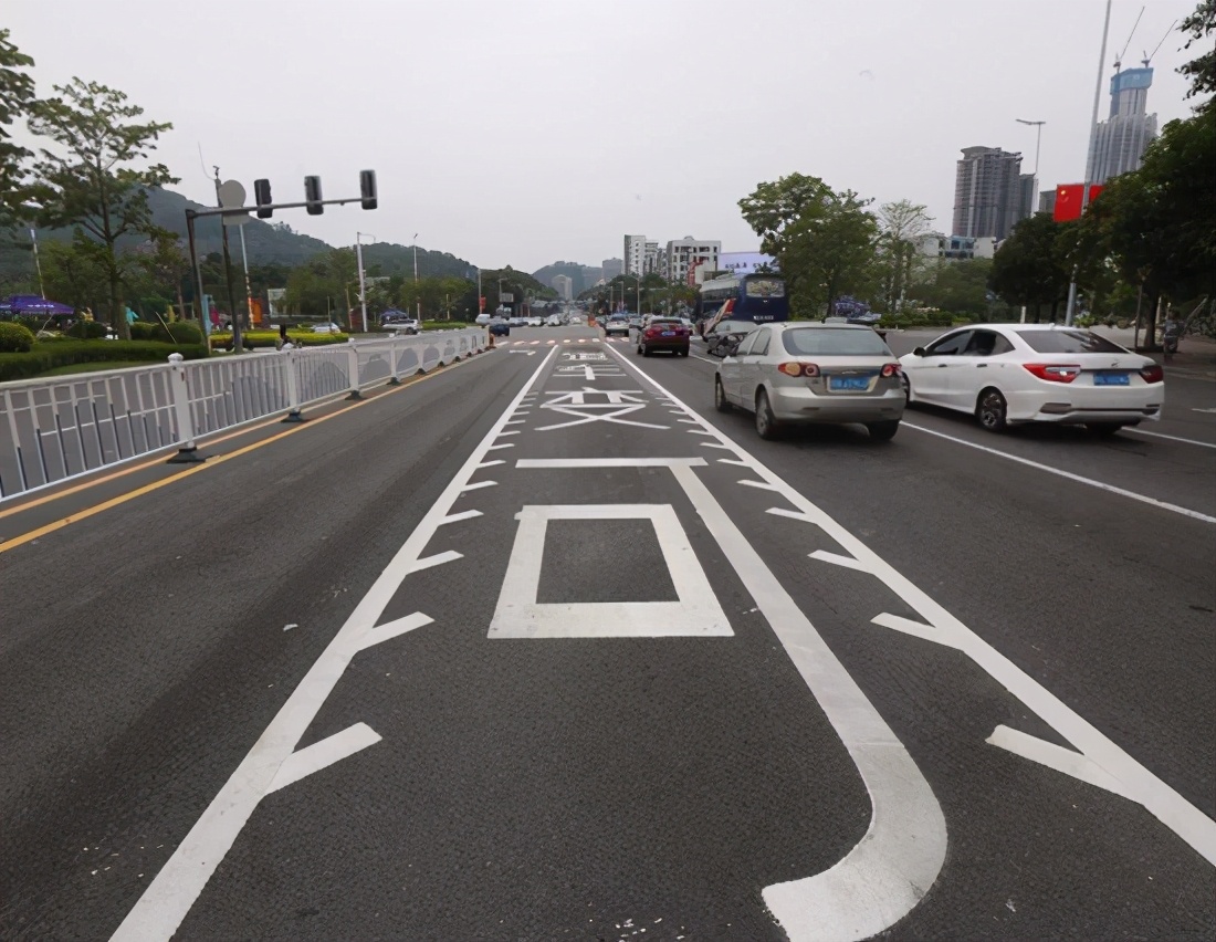 中间是虚线纵向减速标线可变道吗,车道纵向减速标线可以变道吗