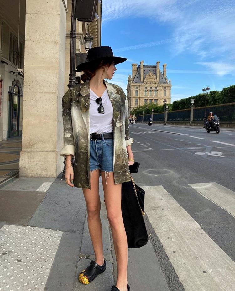 夏天薄款牛仔短裤,怎样选择牛仔短裤显瘦