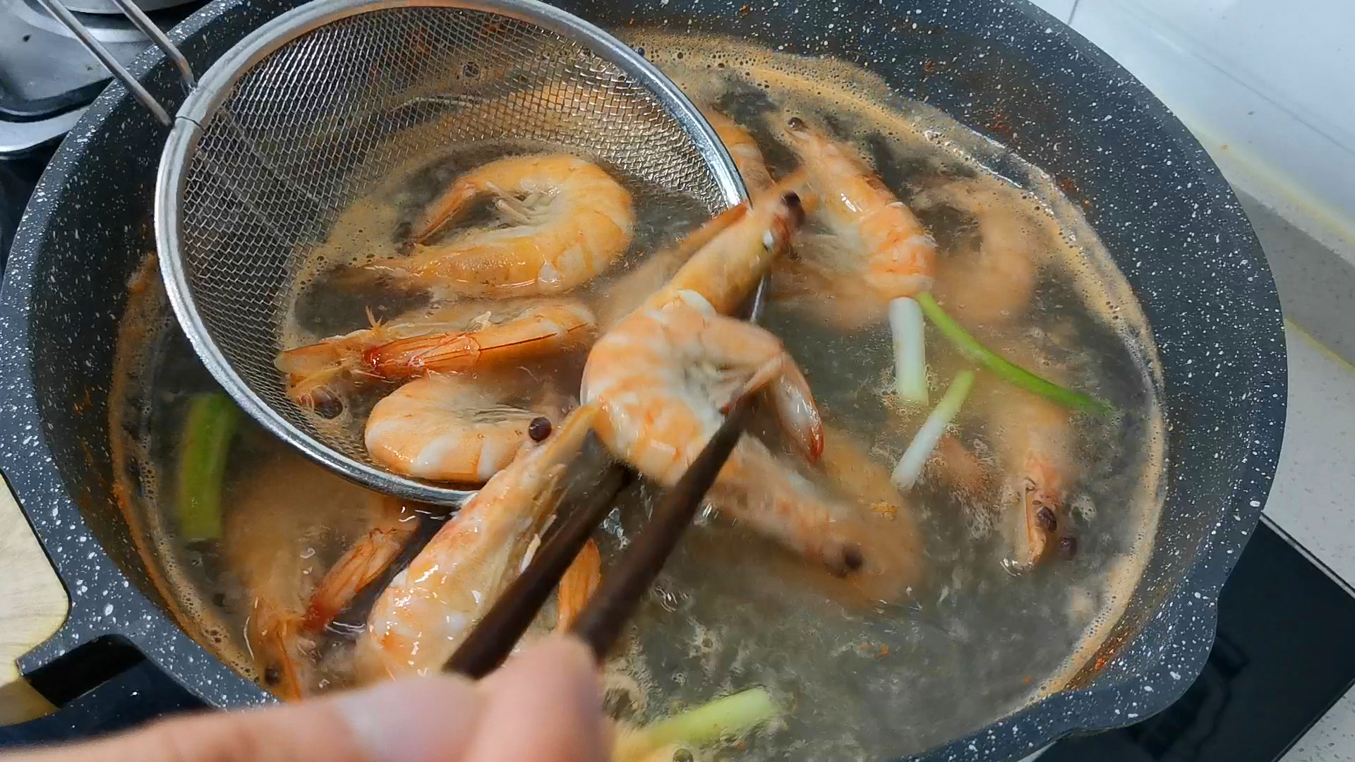 白灼虾最忌用水煮了教你正确做法,怎样煮白灼虾才令虾肉鲜嫩