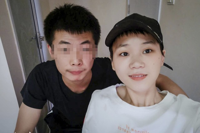 重庆漂亮单亲妈妈患重症致瘫痪，网恋男友跨1800公里接她回家