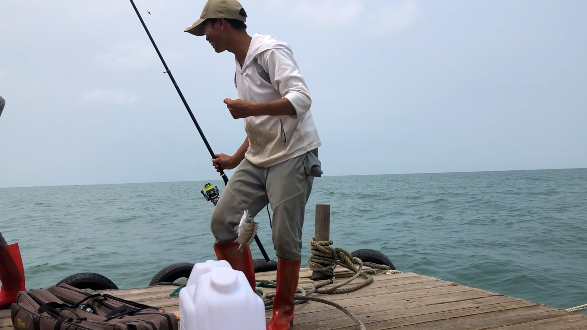 一个小伙钓鱼一年赚几十万,500块钱本钱钓鱼一个月能赚多少钱