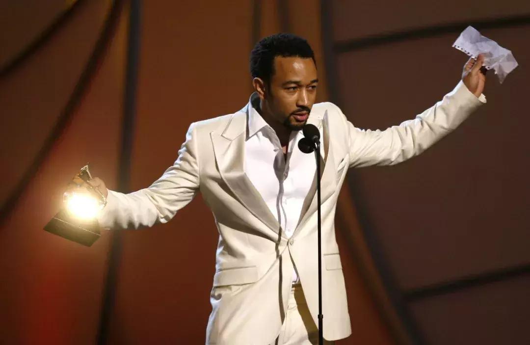 如果你关注欧美音乐圈，那你对“传奇哥”一定不陌生，而那么多有才华的歌手，凭什么他叫“传奇哥”？