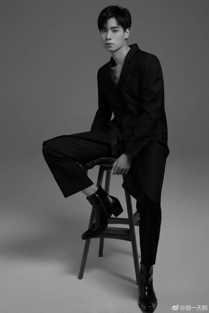 李现200斤未p照片曝光：你以为的腹肌男神，其实是自律狂魔