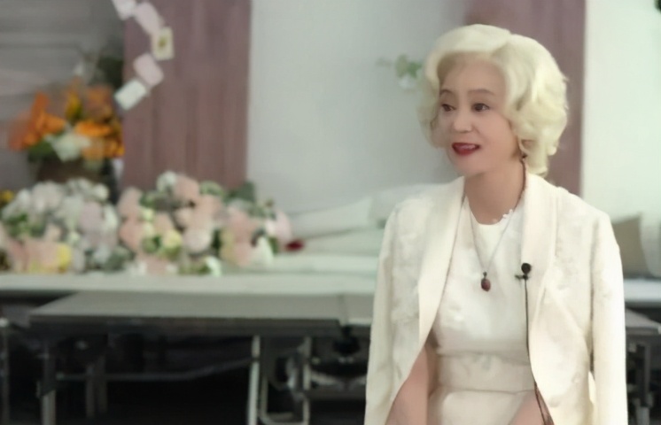 刘雪华黑白搭配的长款外套,刘雪华年轻时穿粉蓝色清装