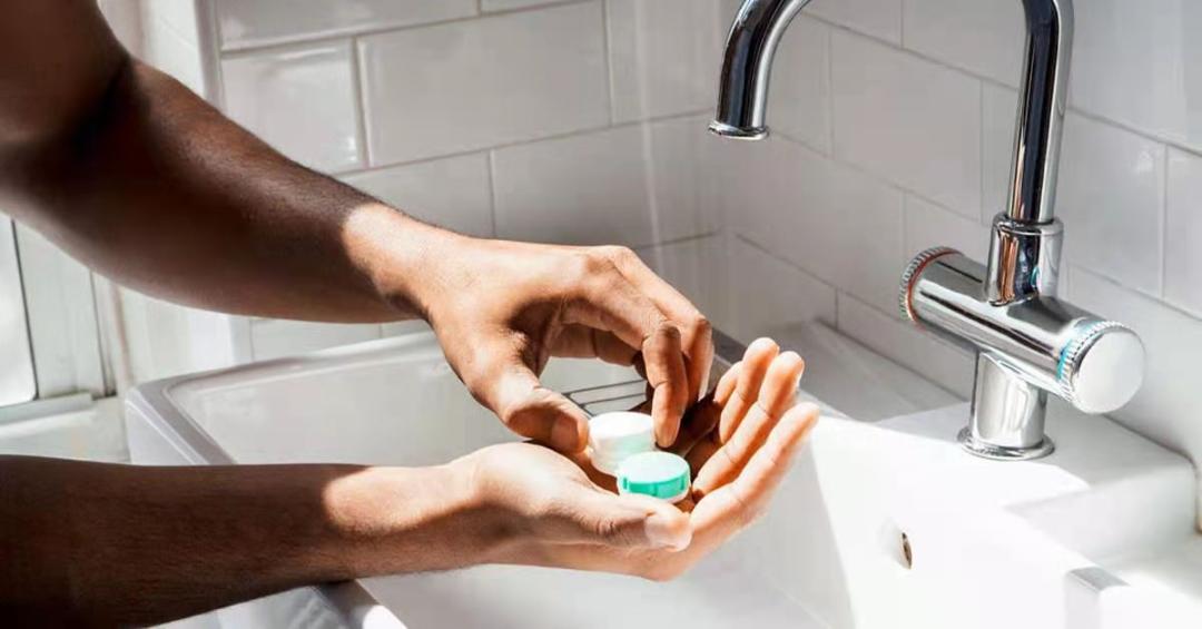 戴隐形眼镜导致角膜损伤,戴隐形眼镜的安全隐患