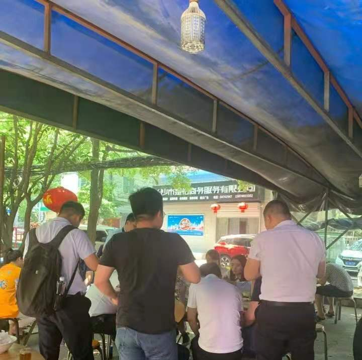 长沙居民楼苍蝇馆子炖猪肘子,著名苍蝇馆子长沙