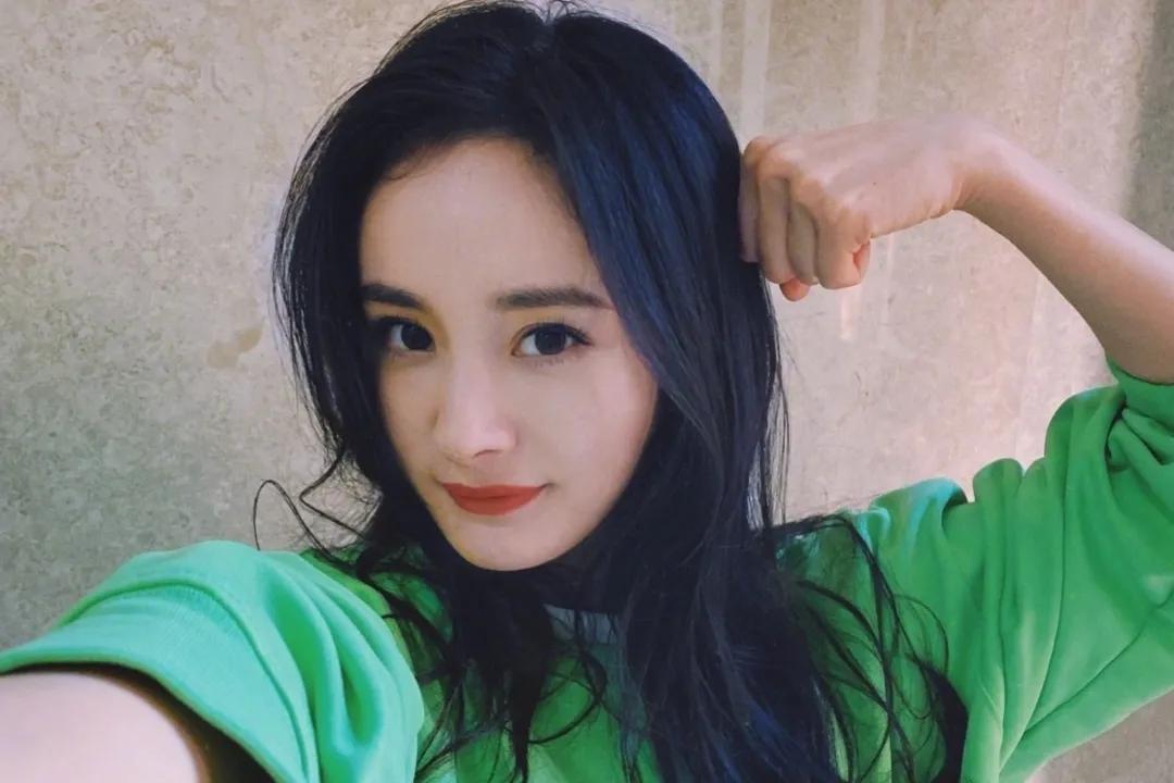 杨幂遭工作室曝光素颜照,杨幂被曝片场休息照