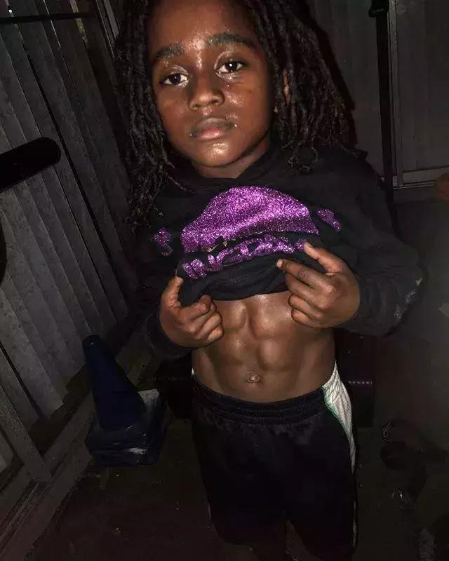 地表最强的三个小孩，这分明就是腹肌爆棚的小怪兽啊！