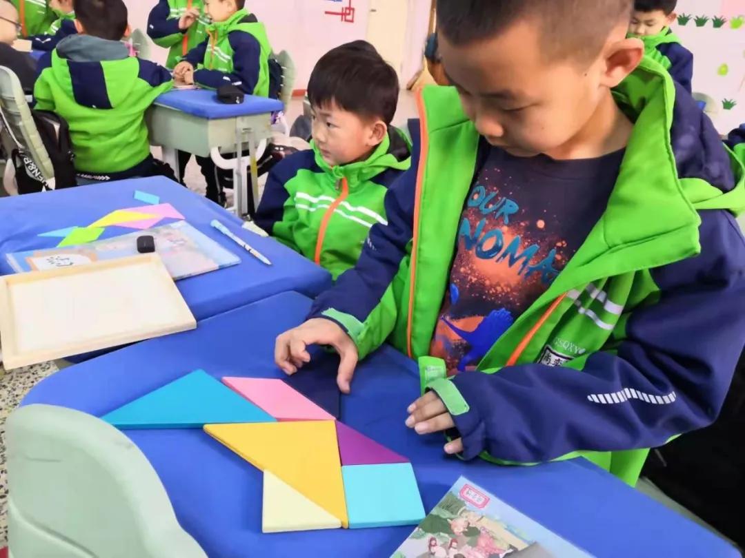 【寓教于乐】敕勒川绿地小学乌兰分校一年级开展​玩转七巧板趣味拼搭活动​