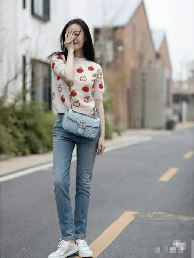 女士小白鞋的正确穿搭视频,小白鞋女如何搭配好看图