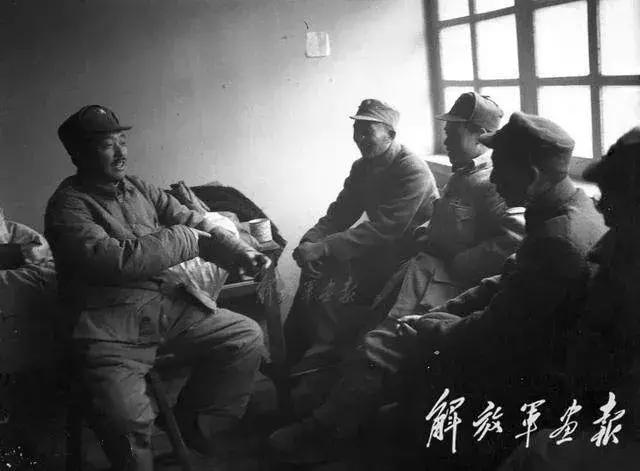 缅怀贺龙元帅，难忘菜刀、烟斗与胡子