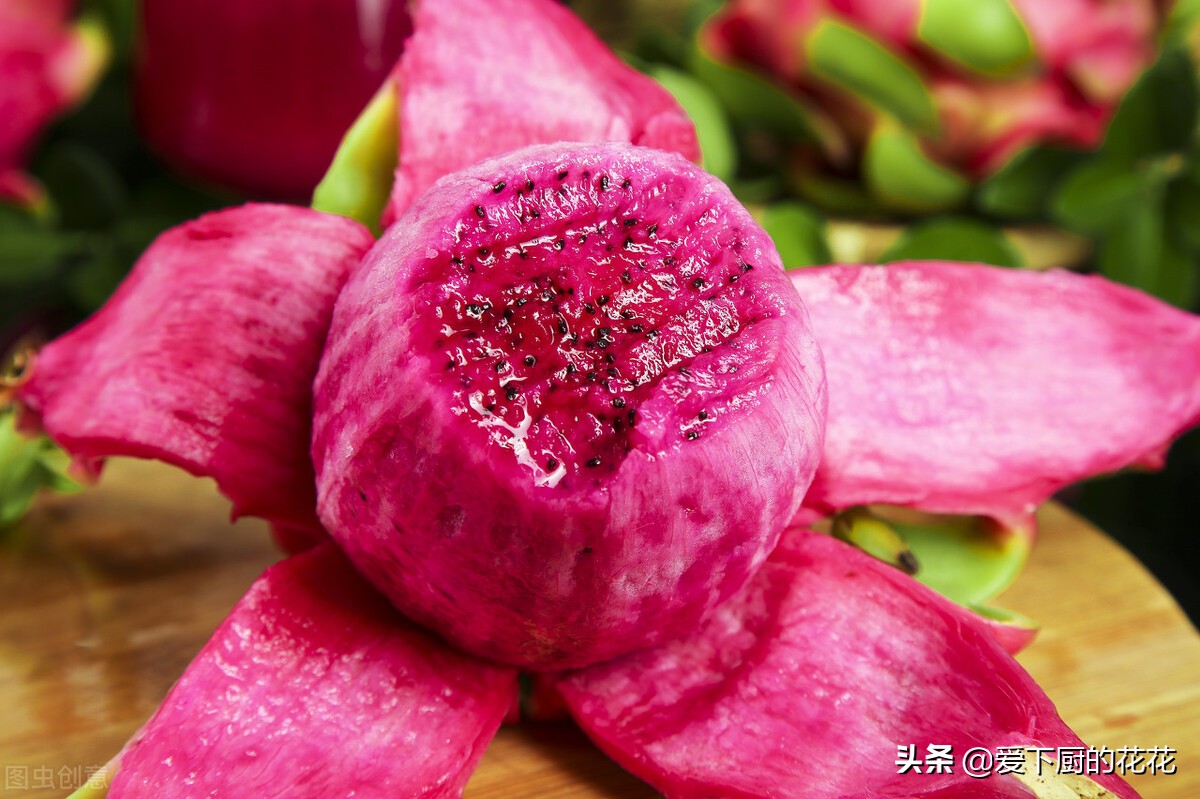 火龙果籽上白色的东西是什么,火龙果外皮上像鳞片一样的是什么