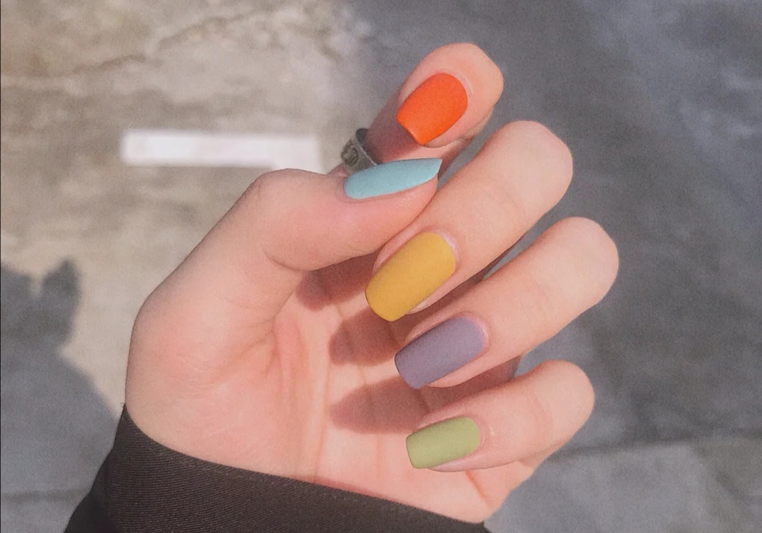 法式美甲猫眼美甲款式图片,美甲款式推荐猫眼晕染美甲