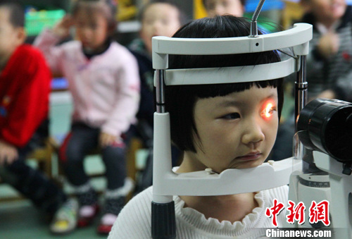 儿童青少年近视防控方案：减轻学业负担、规范使用电子产品