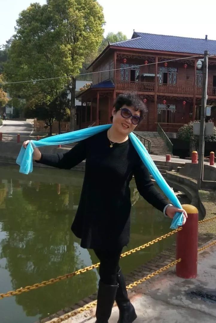 中国大妈旅游标配动作合集,中国大妈旅游拍摄姿势