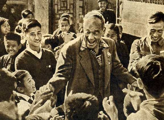 古今明捧着周恩来的骨灰，走过长安街，如今的他过得怎么样了？