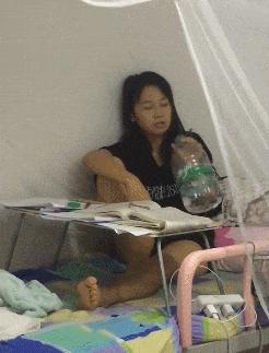 开心一刻gif下雨天,搞笑gif笑到肚子疼意外瞬间特辑