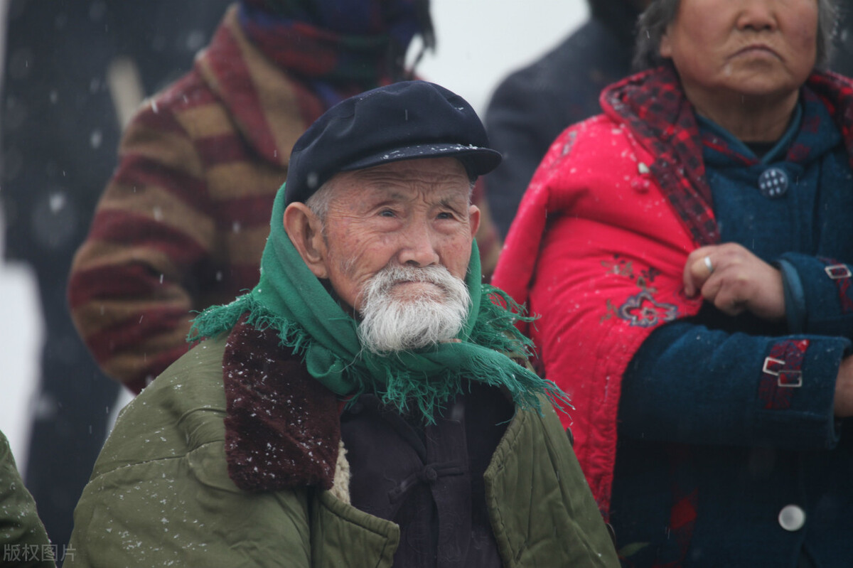 野人49.谁在乾坤山*窥偷**我？齐莽正感觉难受时山上滚下了石头