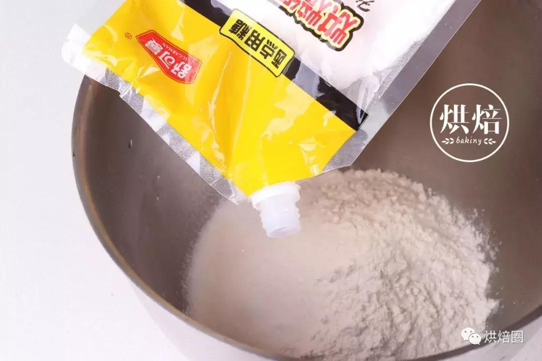 像这样把饼干皮覆在面包上就能烤出一大波孩子都爱的刺猬面包~